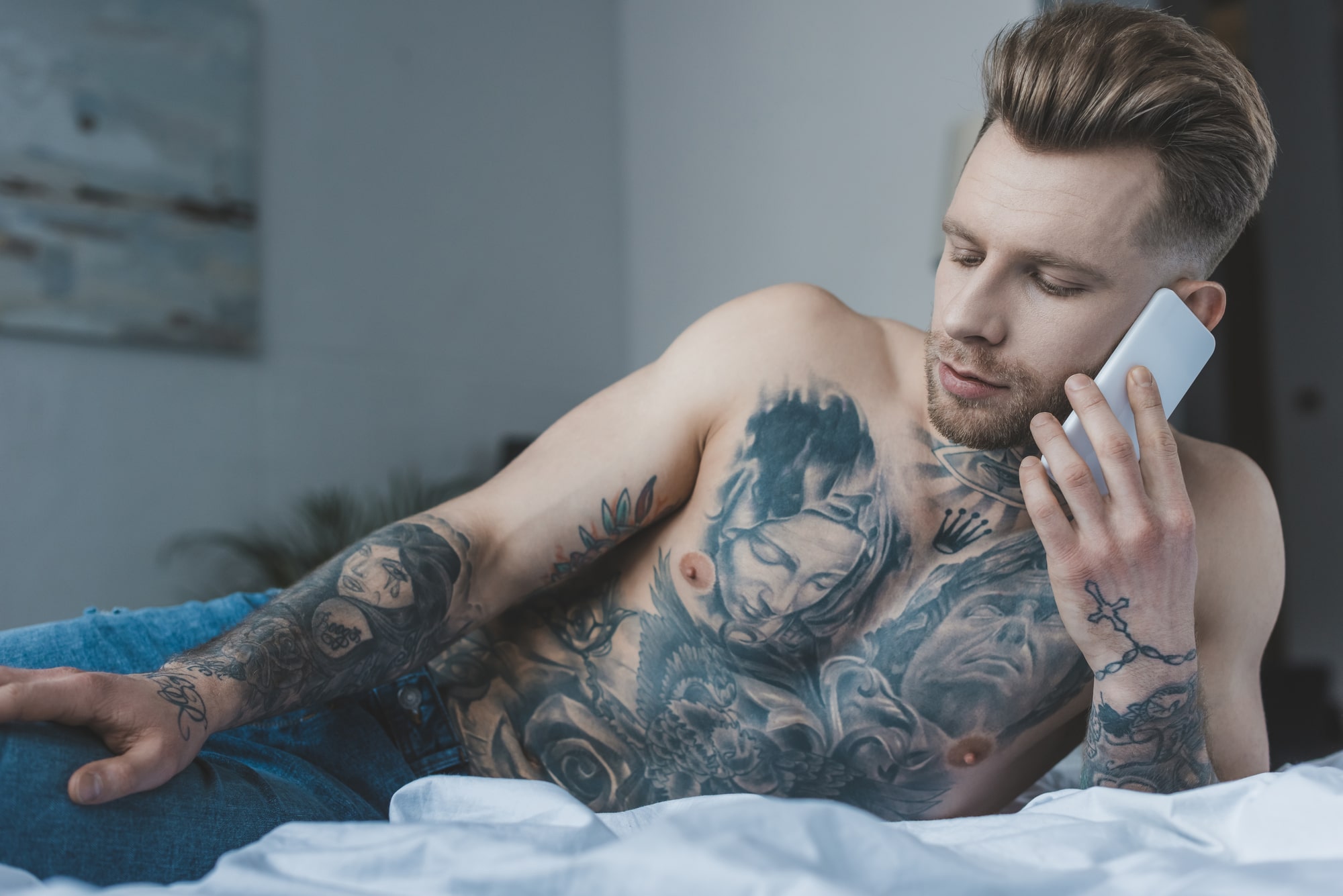 Sexy Gay mit Tattoos beim Telefonsex
